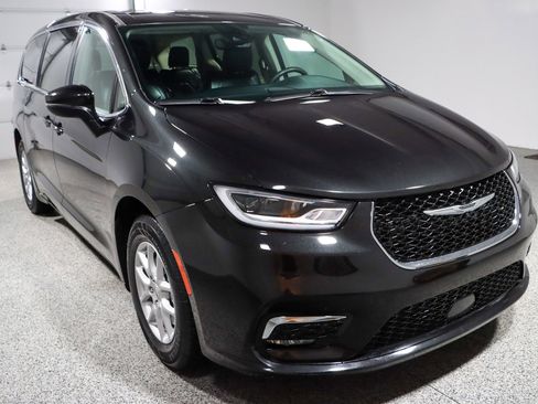 Used 2023 Chrysler Pacifica Touring-L FWD image 5