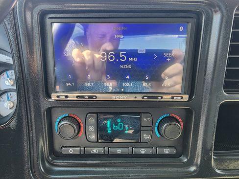 Used 2005 Chevrolet Avalanche Z71 w/ Sun And Sound Package image 18