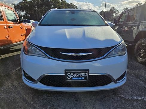 Used 2017 Chrysler Pacifica Touring-L image 2