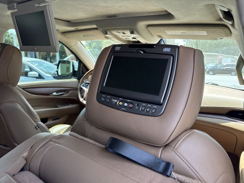 Used 2016 Cadillac Escalade ESV Platinum RWD image 37