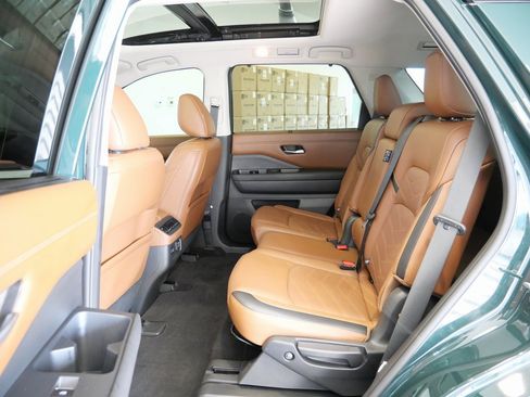 Used 2023 Nissan Pathfinder Platinum w/ Cargo Package image 22