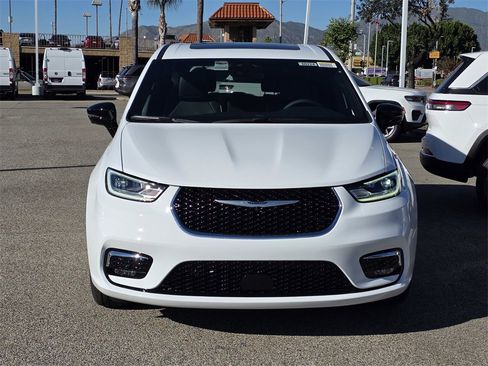 New 2026 Chrysler Pacifica Limited image 2