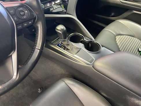 Used 2020 Toyota Camry SE w/ Convenience Package FWD image 18