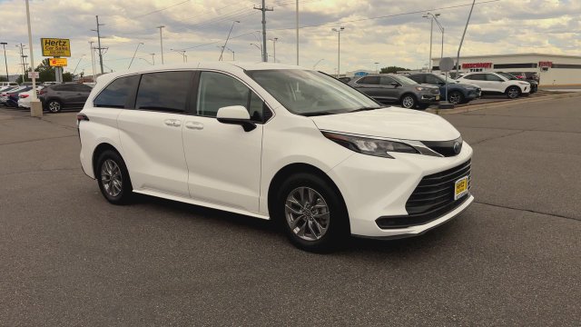 Used 2024 Toyota Sienna LE FWD image 2