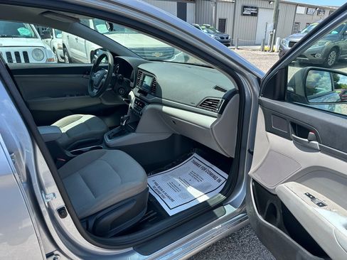 Used 2017 Hyundai Elantra SE FWD image 12