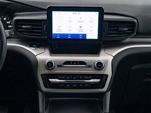 Used 2022 Ford Explorer XLT image 18