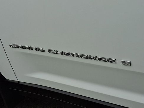 New 2025 Jeep Grand Cherokee L Laredo image 18