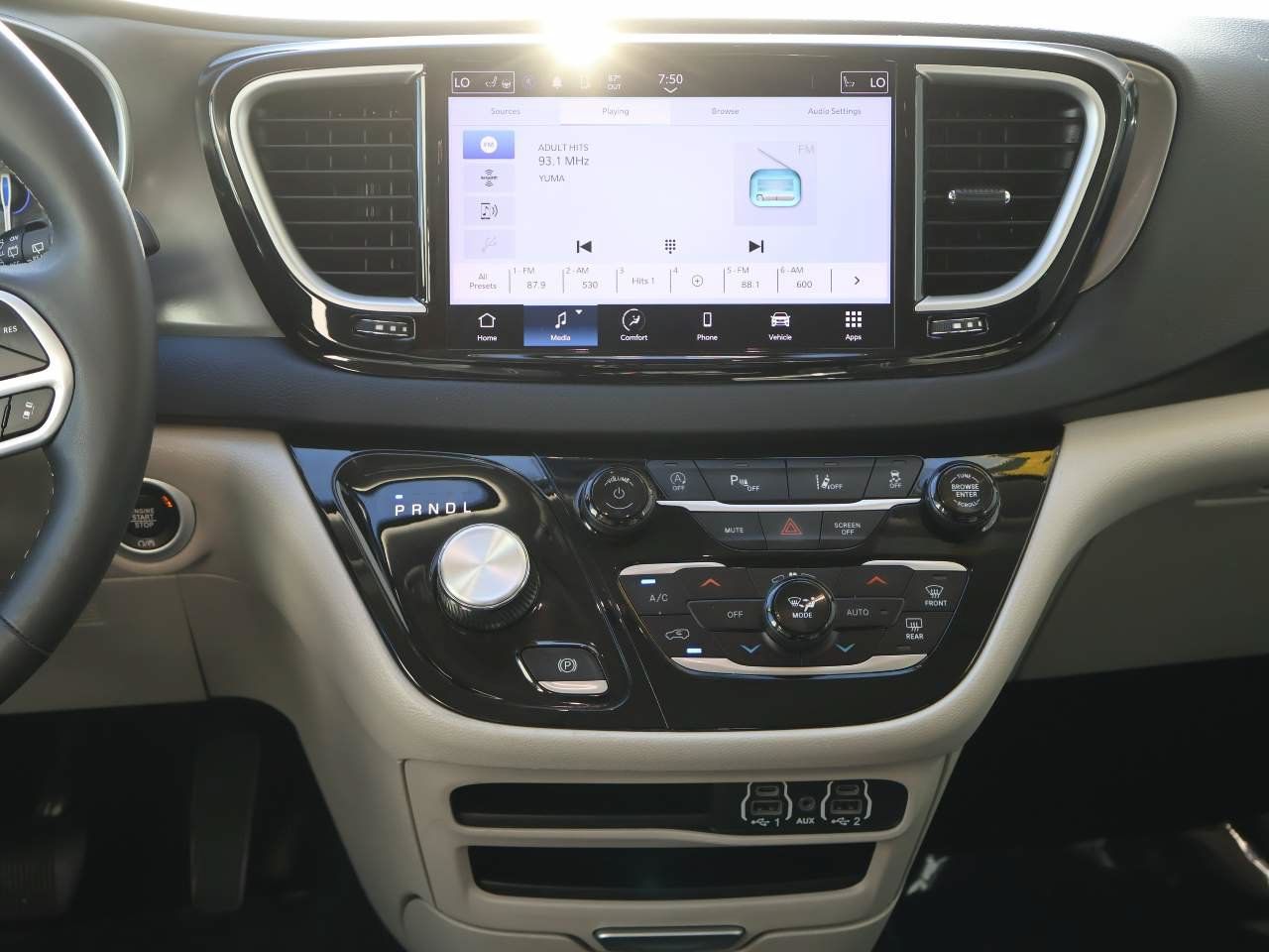 Used 2024 Chrysler Pacifica Touring-L FWD image 16