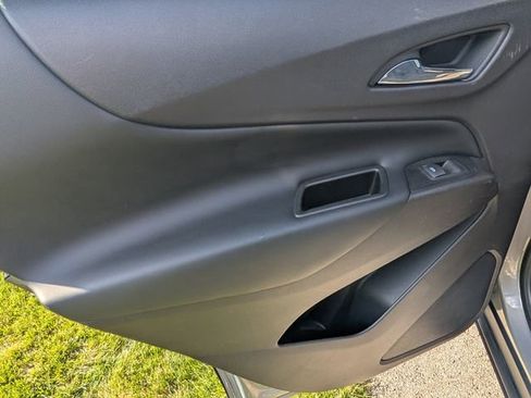 Used 2018 Chevrolet Equinox LT FWD image 11