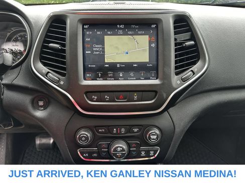 Used 2019 Jeep Cherokee Trailhawk AWD/4WD image 11