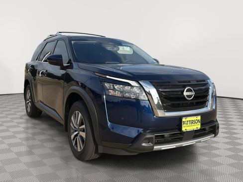 Used 2025 Nissan Pathfinder SL FWD image 1