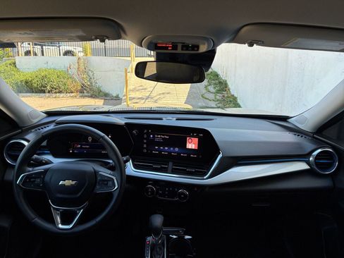 Used 2025 Chevrolet Trax LT w/ LT Convenience Package image 32