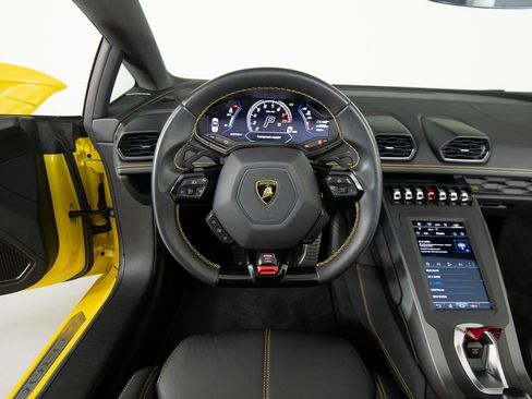 Used 2022 Lamborghini Huracan EVO image 16