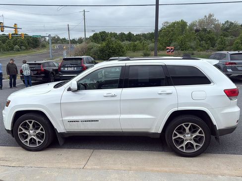 Used 2018 Jeep Grand Cherokee Limited AWD/4WD image 3