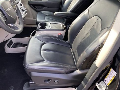 Used 2023 Chrysler Pacifica Touring-L image 15