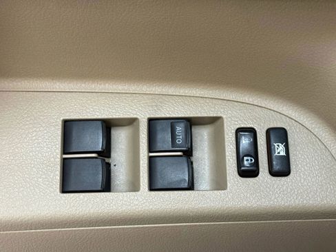 Used 2013 Toyota Highlander Limited image 25