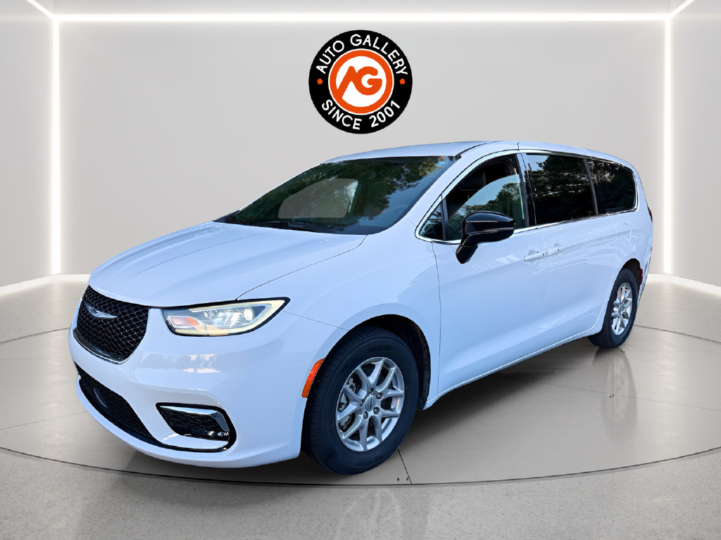 Used 2025 Chrysler Pacifica Select FWD image 3