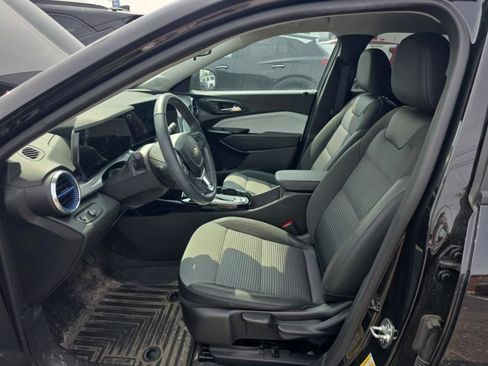 Used 2025 Chevrolet Trax LT w/ Driver Confidence Package FWD image 12