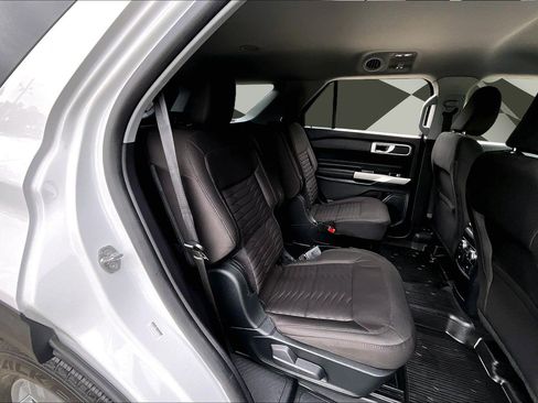 Used 2021 Ford Explorer XLT AWD/4WD image 25