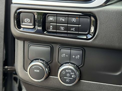 Used 2025 GMC Yukon Denali RWD image 27
