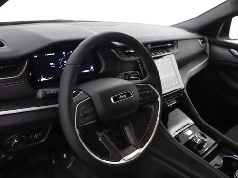 Used 2025 Jeep Grand Cherokee Altitude image 21