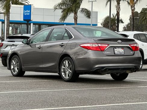 Used 2016 Toyota Camry SE image 3