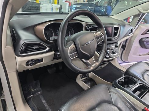 Used 2018 Chrysler Pacifica Touring-L image 16