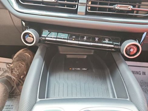 Used 2025 Chevrolet Equinox EV RS image 29