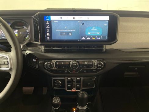 Used 2024 Jeep Wrangler Unlimited Sahara image 17