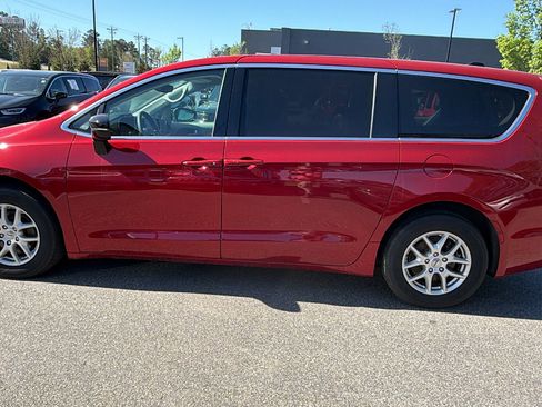 Certified 2024 Chrysler Pacifica Touring-L FWD image 11