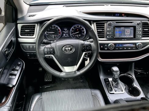 Used 2015 Toyota Highlander Plus FWD image 5