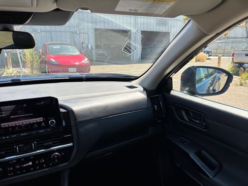 Used 2025 Nissan Pathfinder SV FWD image 38