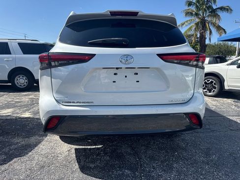 Used 2023 Toyota Highlander Limited FWD image 6