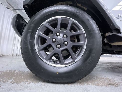 Used 2022 Jeep Gladiator Overland w/ Popular Equipment Package image 12