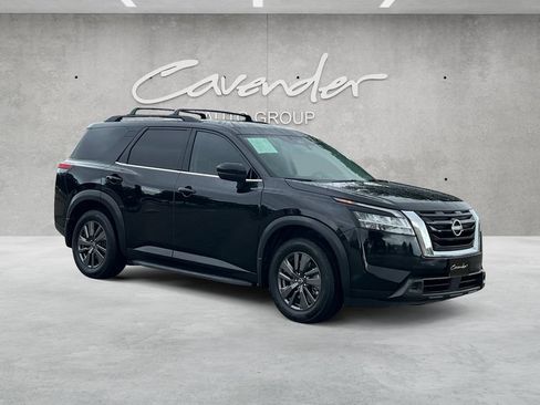 Used 2022 Nissan Pathfinder SV w/ SV Premium Package FWD image 2