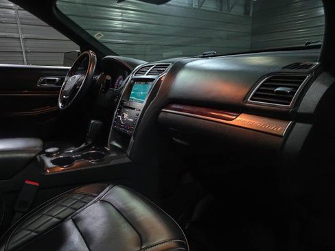 Used 2017 Ford Explorer Platinum image 12