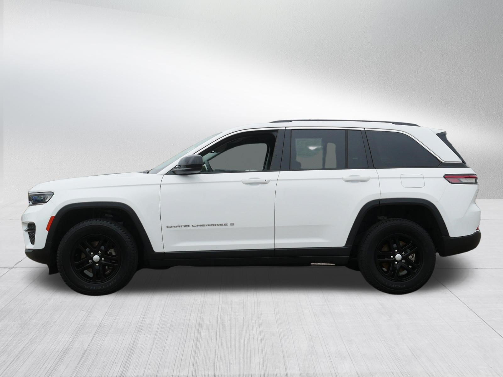 Used 2023 Jeep Grand Cherokee Laredo w/ Luxury Tech Group I AWD/4WD image 4