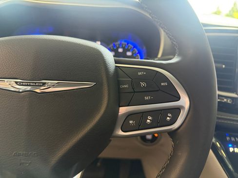 Used 2024 Chrysler Pacifica Touring-L FWD image 23