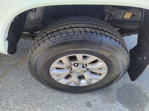 Used 2016 Toyota Tacoma SR5 w/ SR5 Appearance Package (SN) image 20