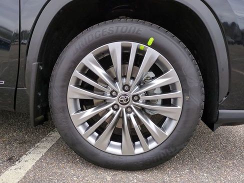 New 2026 Toyota Highlander Platinum image 11