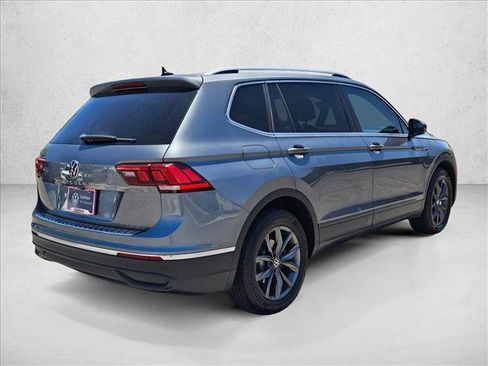 Used 2023 Volkswagen Tiguan SE w/ Panoramic Sunroof Package FWD image 5
