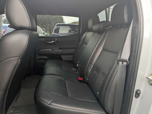 Used 2020 Toyota Tacoma TRD Off-Road w/ TRD Premium Off Road Package AWD/4WD image 17