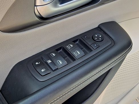 Used 2024 Chrysler Pacifica Limited FWD image 23