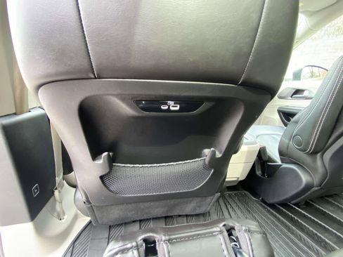 Used 2023 Chrysler Pacifica Touring-L AWD/4WD image 32