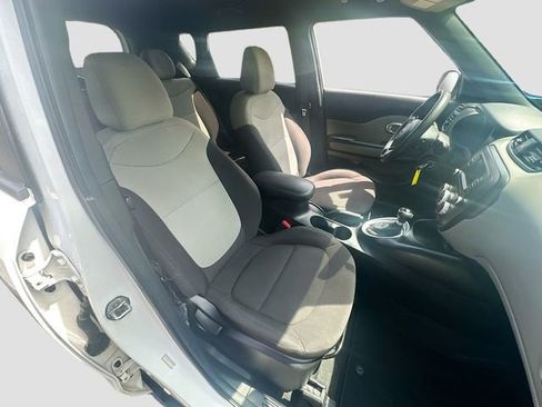 Used 2018 Kia Soul FWD image 26