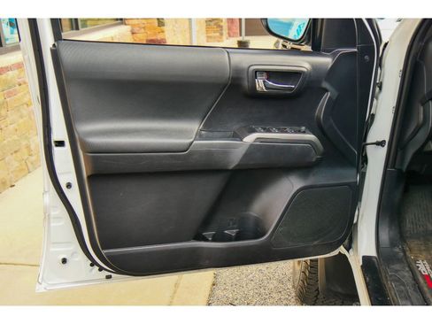 Used 2020 Toyota Tacoma TRD Sport w/ Technology Package image 9