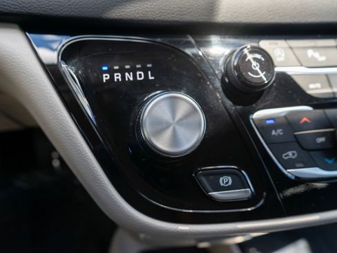 Used 2024 Chrysler Pacifica Touring-L FWD image 21