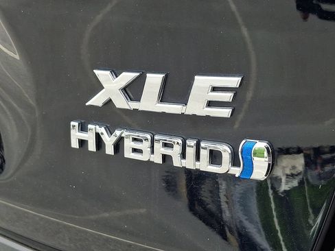 Used 2022 Toyota RAV4 XLE Premium AWD/4WD image 30