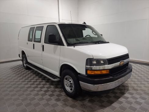 Used 2024 Chevrolet Express 2500 w/ Driver Convenience Package RWD image 4