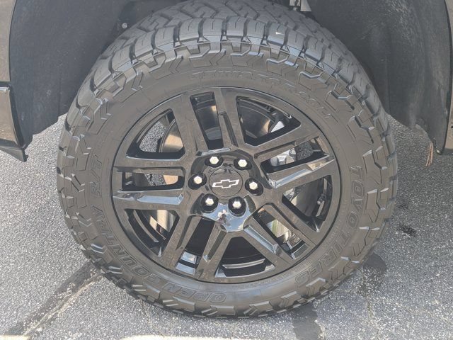 Used 2025 Chevrolet Silverado 1500 LT Trail Boss w/ Dark Appearance Package AWD/4WD image 11